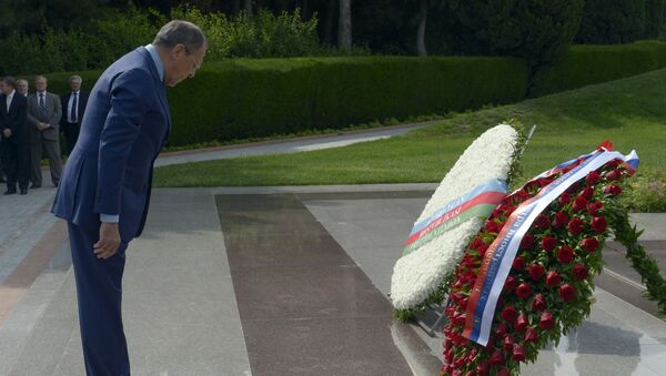 Глава МИД РФ Сергей Лавров во время церемонии возложения цветов к могиле первого президента, отца нынешнего президента Гейдара Алиева - Sputnik Азербайджан