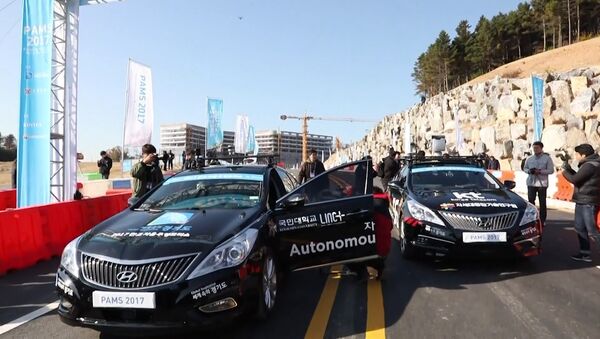 Беспилотные машины состязались в гонках на шоу в Южной Корее - Sputnik Азербайджан