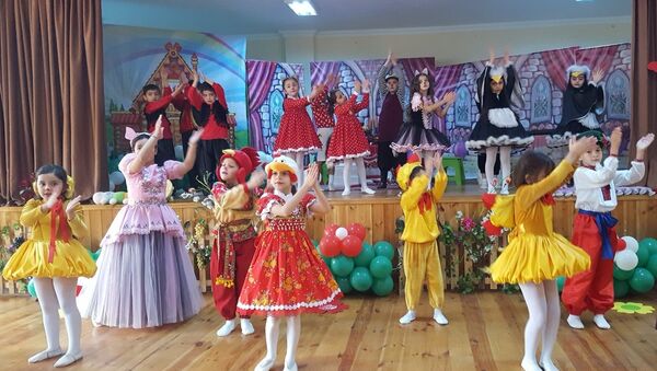 В школе №17 города Баку прошел литературно-музыкальный утренник, посвященный 130-летию С.Маршака - Sputnik Азербайджан