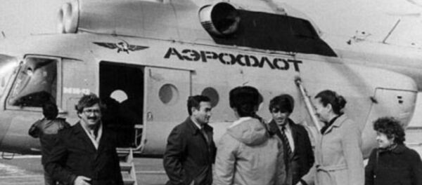 Журналист Осман Мирзоев перед посадкой на вертолет Ми-8, следовавший в Карабах Журналист Осман Мирзоев перед посадкой на вертолет Ми-8, следовавший в Карабах - Sputnik Азербайджан
