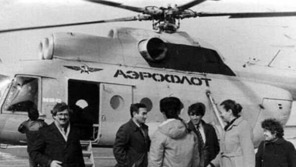 Журналист Осман Мирзоев перед посадкой на вертолет Ми-8, следовавший в Карабах - Sputnik Азербайджан