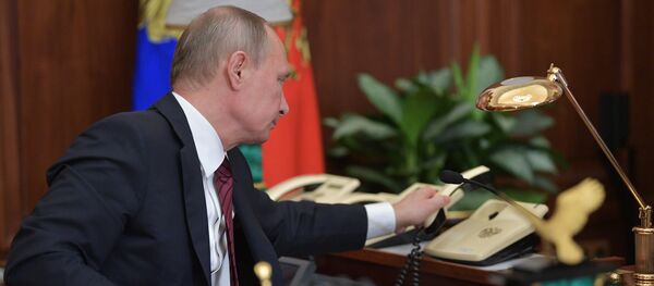 Президент РФ Владимир Путин после телефонного разговора, фото из архива - Sputnik Азербайджан