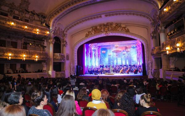 Cольный концерт азербайджанского исполнителя Замика Гусейнова в Азербайджанском академическом театре оперы и балета - Sputnik Азербайджан