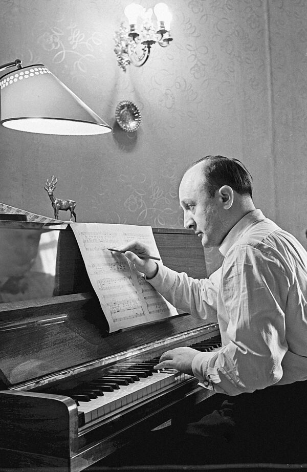 Фикрет Амиров (1922 -1984), азербайджанский композитор за работой Фикрет Амиров (1922 -1984), азербайджанский композитор за работой - Sputnik Азербайджан