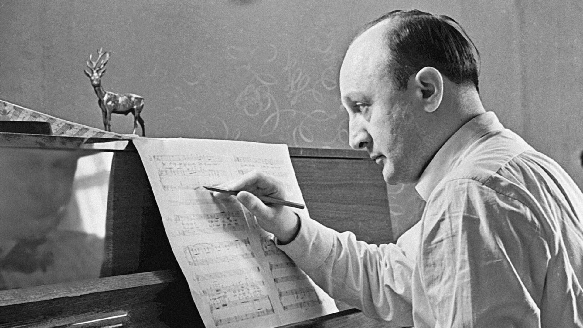 Фикрет Амиров (1922 -1984), азербайджанский композитор за работой - Sputnik Азербайджан, 1920, 31.10.2022