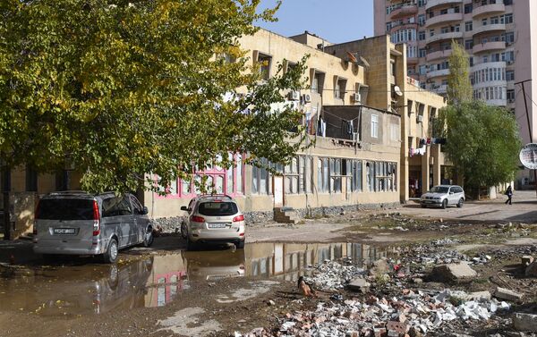Состояние бывшего здания больницы в Хатаинском районе, где поселились вынужденные переселенцы - Sputnik Азербайджан