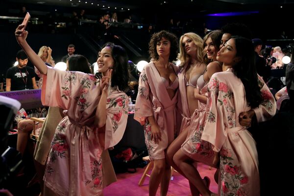 Модели до начала шоу Victoria's Secret в Шанхае, Китай - Sputnik Азербайджан