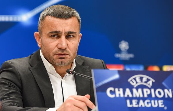 Главный тренер Карабаха Гурбан Гурбанов во время постматчевой пресс-конференции в Баку, 22 ноября 2017 года Главный тренер Карабаха Гурбан Гурбанов во время постматчевой пресс-конференции в Баку, 22 ноября 2017 года - Sputnik Азербайджан