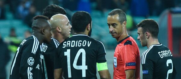 Спорный момент удаления капитана Карабаха Рашада Садыхова Спорный момент удаления капитана Карабаха Рашада Садыхова - Sputnik Азербайджан