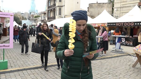 В воздухе запахло сладким ноябрем: фестиваль уличной еды в Баку - Sputnik Азербайджан