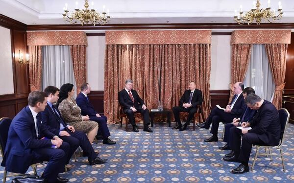 Президент Ильхам Алиев встретился с главой Украины в Брюсселе Президент Ильхам Алиев встретился с главой Украины в Брюсселе - Sputnik Азербайджан