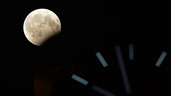 Фаза частичного лунного затмения, фото из архива - Sputnik Азербайджан