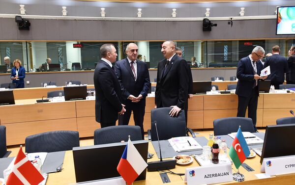 Президент Ильхам Алиев принял участие в саммите Восточного партнерства Европейского Союза в Брюсселе - Sputnik Азербайджан