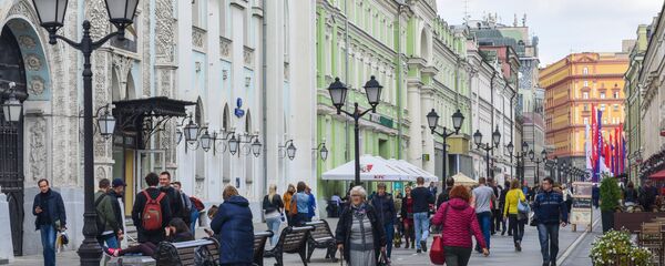 Прохожие на улице Никольская в центре Москвы, фото из архива Прохожие на улице Никольская в центре Москвы, фото из архива - Sputnik Азербайджан