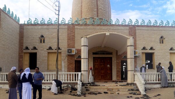 Люди у мечети Эль Роуда, где террористы взорвали бомбу, город Бир аль-Абед, Египет, 25 ноября 2017 года - Sputnik Azərbaycan