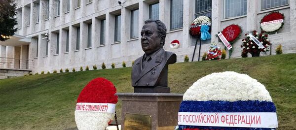 В Посольстве России в Анкаре состоялась торжественная церемония открытия бюста бывшего российского посла в Турции Андрея Карлова В Посольстве России в Анкаре состоялась торжественная церемония открытия бюста бывшего российского посла в Турции Андрея Карлова - Sputnik Азербайджан