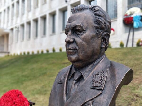 Бюст Андрею Карлову в Посольстве России в Анкаре  - Sputnik Азербайджан