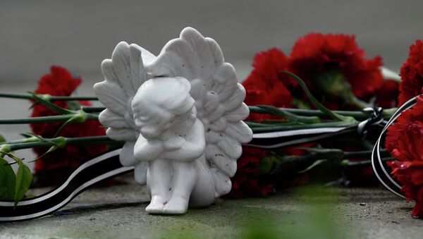 Цветы и фигурка ангела в память о погибших - Sputnik Азербайджан