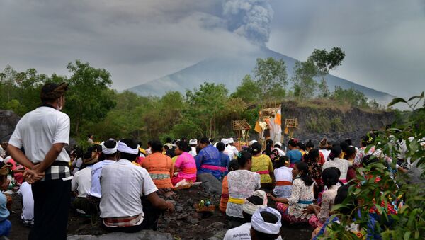 Эвакуация людей во время извержения вулкана Агунг в Индонезии - Sputnik Азербайджан