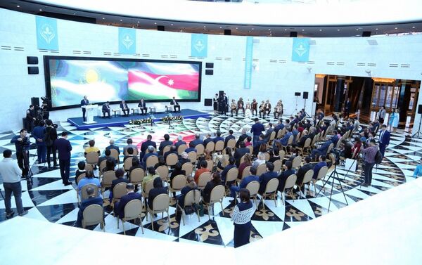 В Астане проходит презентация книги Нурсултан Назарбаев: Жизненный путь - Sputnik Азербайджан
