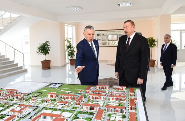 Президент ознакомился с условиями, созданными в новом жилом комплексе, построенном для 1170 семей вынужденных переселенцев Президент ознакомился с условиями, созданными в новом жилом комплексе, построенном для 1170 семей вынужденных переселенцев - Sputnik Азербайджан