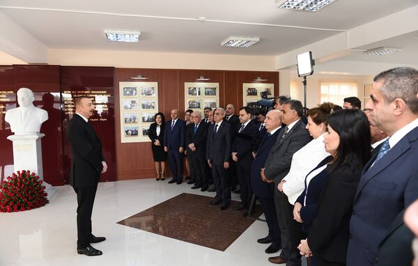 Президент ознакомился с условиями, созданными в новом жилом комплексе, построенном для 1170 семей вынужденных переселенцев Президент ознакомился с условиями, созданными в новом жилом комплексе, построенном для 1170 семей вынужденных переселенцев - Sputnik Азербайджан