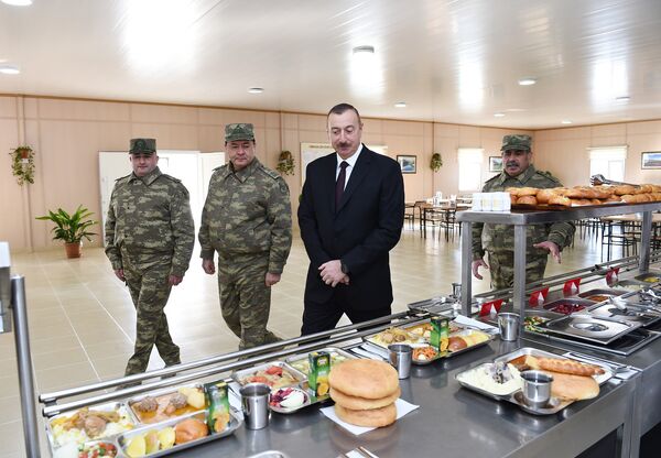 Глава государства также ознакомился с условиями, созданными в Н-ской воинской части, расположенной на территории Тертерского района Глава государства также ознакомился с условиями, созданными в Н-ской воинской части, расположенной на территории Тертерского района - Sputnik Азербайджан