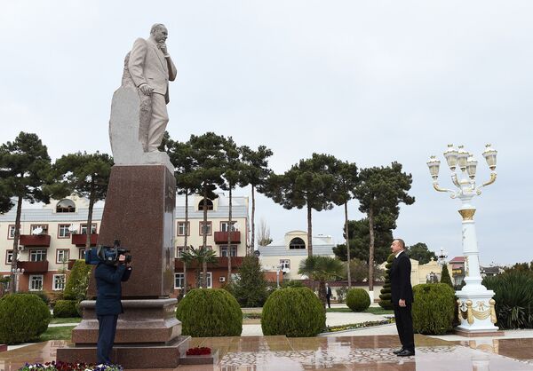 Посещение памятника общенациональному лидеру Гейдару Алиеву в Агджабеди Посещение памятника общенациональному лидеру Гейдару Алиеву в Агджабеди - Sputnik Азербайджан