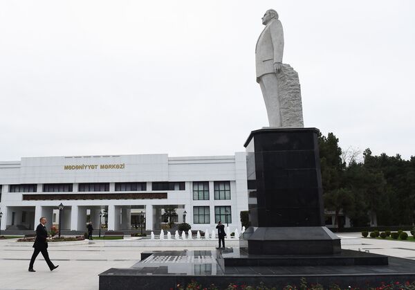 Президент Ильхам Алиев возлагает цветы к памятнику Гейдару Алиеву в Сабирабаде Президент Ильхам Алиев возлагает цветы к памятнику Гейдару Алиеву в Сабирабаде - Sputnik Азербайджан