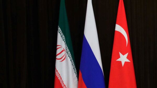 Флаги Ирана, России и Турции - Sputnik Азербайджан