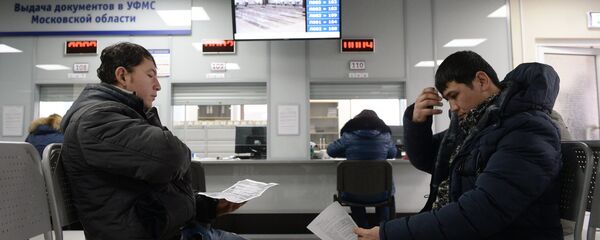 Иностранные граждане получают трудовой патент в Едином миграционном центре Московской области, фото из архива Иностранные граждане получают трудовой патент в Едином миграционном центре Московской области, фото из архива - Sputnik Азербайджан