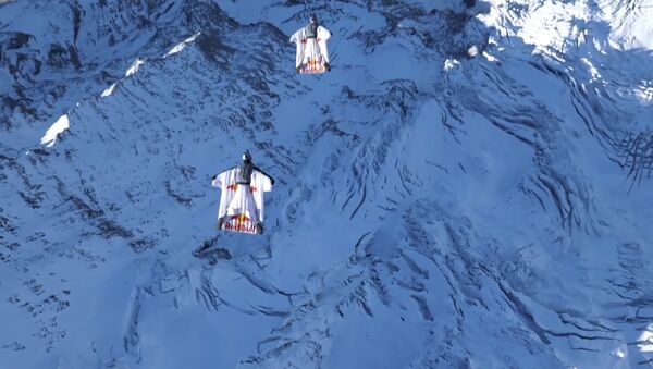 İki fransız paraşütçüsü İsveçrənin Yunqfrau dağından vinqsyutla tullanış həyata keçiriblər - Sputnik Azərbaycan