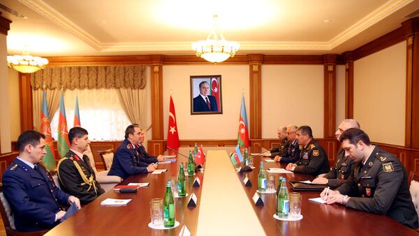 Министр обороны Азербайджана встретился с командующим Военно-воздушными силами Турции - Sputnik Азербайджан