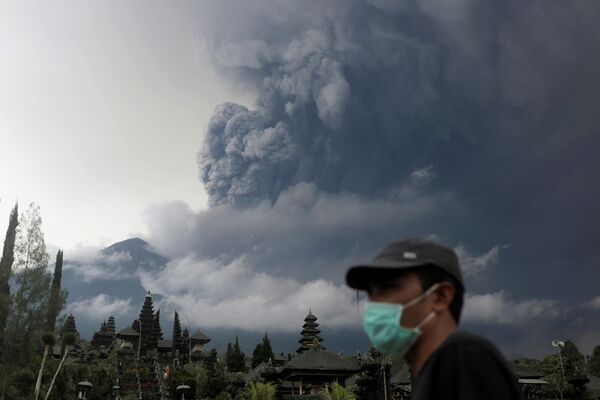Извержение вулкана Агунг на острове Бали в Индонезии - Sputnik Азербайджан