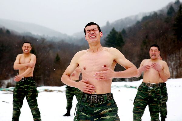 Китайские солдаты обтираются снегом в -25 во время зимней тренировочной сессии в окрестностях города Чанчунь - Sputnik Азербайджан