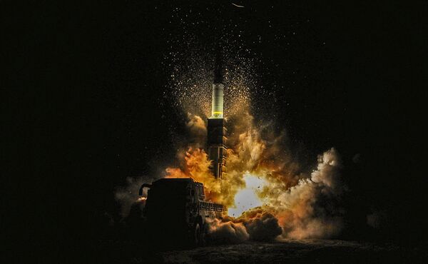 Запуск южнокорейской ракеты Hyunmoo II - Sputnik Азербайджан