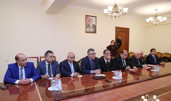 Представителями СМИ Египта на встрече с помощником президента Азербайджана по общественно-политическим вопросам Али Гасановым Представителями СМИ Египта на встрече с помощником президента Азербайджана по общественно-политическим вопросам Али Гасановым - Sputnik Азербайджан