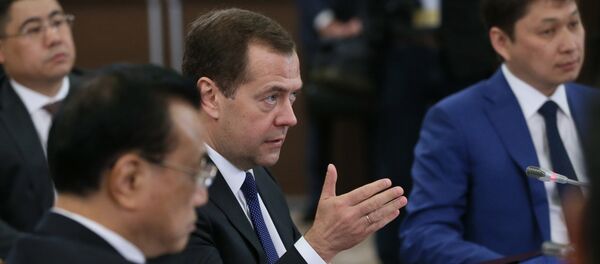 Председатель правительства РФ Дмитрий Медведев во время заседания Совета глав правительств стран Шанхайской организации сотрудничества в Сочи, 1 декабря 2017 года - Sputnik Азербайджан
