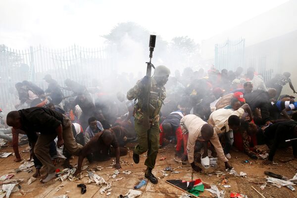 Полиция Кении применила слезоточивый газ для сдерживания нескольких тысяч человек, пытающихся попасть на стадион, где состоится инаугурация Ухуру Кениаты, победившего по результатам повторного голосования на президентских выборах - Sputnik Азербайджан