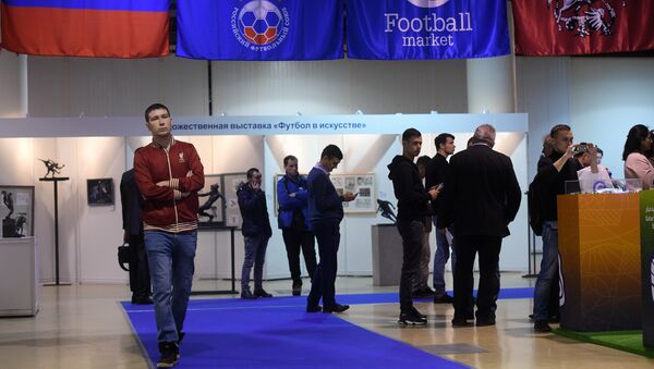 Посетители на XV Международной специализированной выставке Футбол Маркет в центральном выставочном комплексе Экспоцентр на Красной Пресне - Sputnik Азербайджан