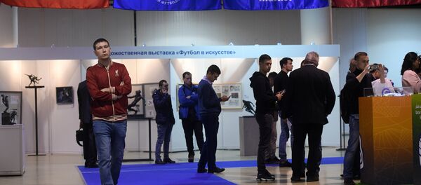 Посетители на XV Международной специализированной выставке Футбол Маркет в центральном выставочном комплексе Экспоцентр на Красной Пресне Посетители на XV Международной специализированной выставке Футбол Маркет в центральном выставочном комплексе Экспоцентр на Красной Пресне - Sputnik Азербайджан
