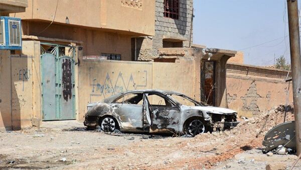 Сгоревший автомобиль в городе Талль-Афар, Ирак, фото из архива - Sputnik Азербайджан