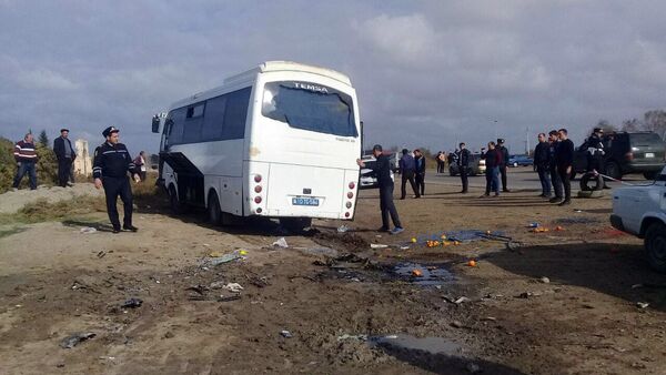 Столкновение пассажирского автобуса с легковым автомобилем в Сальяне - Sputnik Азербайджан