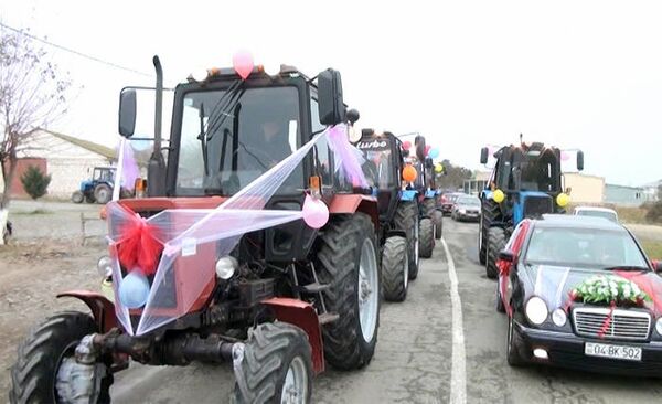 Свадебный кортеж из тракторов в Агджабеди - Sputnik Азербайджан