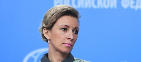 Официальный представитель министерства иностранных дел России Мария Захарова во время брифинга в Москве - Sputnik Азербайджан