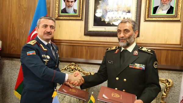 Генерал-полковник Эльчин Гулиев и командующий пограничными войсками Исламской Республики Иран генерал-майор Гасым Рза - Sputnik Азербайджан