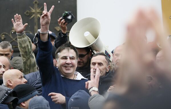 Михаил Саакашвили после освобождения его сторонниками в центре Киева 5 декабря 2017 года - Sputnik Азербайджан