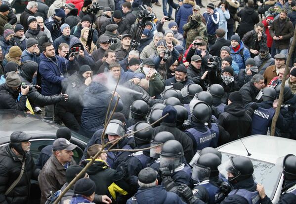 Столкновения сторонников Михаила Саакашвили с полицией в Киеве - Sputnik Азербайджан