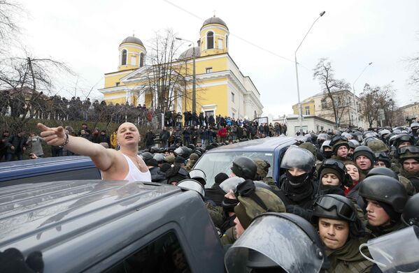 Столкновения Нацгвардии Украины и сторонников бывшего президента Грузии Михаила Саакашвили, охраняющих его машину, в Киеве - Sputnik Азербайджан