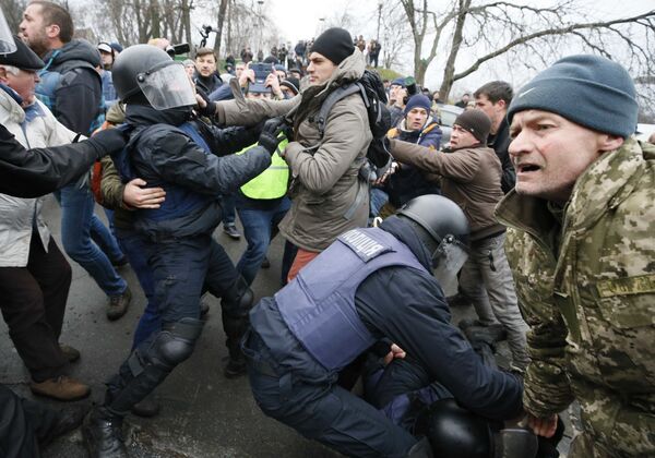 Столкновения сторонников бывшего президента Грузии Михаила Саакашвили с полицией в Киеве - Sputnik Азербайджан